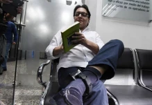 Activista Fernando Villavicencio se resigna a usar un ‘grillete chino’