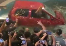 ¿Cuál es la historia del Twingo en la piscina de Macas?