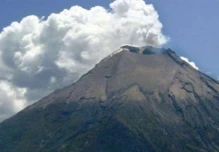 Aeropuerto de Quito opera con normalidad tras emisión de ceniza del Reventador 