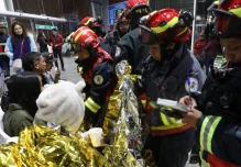 Bomberos rescataron a personas atrapadas en el teleférico de Quito