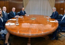 Caputo se reúne con Chevron por proyecto energético en Argentina 