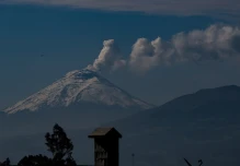 El Cotopaxi registra señal sísmica mientras emite ceniza