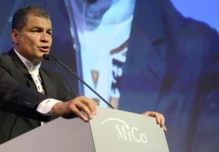 Rafael Correa a una migrante ecuatoriana en Milán: 'No sea sufridora señora'