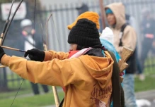 Indígenas hirieron con flechas a 4 policías en protesta ante Embajada de EE.UU. en Bogotá