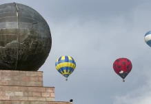 La Mitad del Mundo se maquilló con globos multicolores
