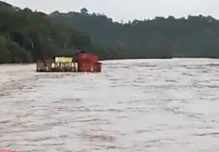 Río Misahuallí arrastró un restaurante en Napo