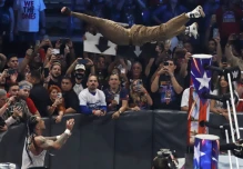 Netflix transmitirá programa de lucha libre de WWE en 2025