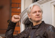 Desclasificado: Assange sí renunció al asilo político