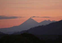 La incandescencia del volcán Sangay pudo ser observada por las cámaras