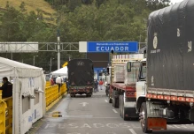 Ecuador y Colombia abren su frontera terrestre a conductores de carga pesada