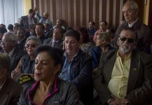 Jubilados piden que su deuda se pague en efectivo