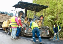 El asfaltado en la vía Paquisha-Nuevo Quito-Conguime avanza