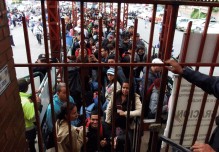Más venezolanos llegan al Ecuador por el puente de Rumichaca