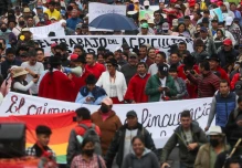 El movimiento indígena marcha contra la inseguridad y el aumento del IVA