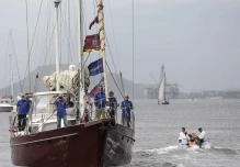 Barco que emula la Vuelta al Mundo de Magallanes-Elcano llega a Galápagos