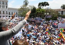 Lasso advierte que "empuñará la Constitución" para enfrentar a "golpistas"