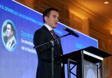 El riesgo país de Ecuador cayó a los 413 puntos