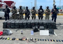 La Armada detuvo a 21 personas que navegaban con 3,2 toneladas de droga
