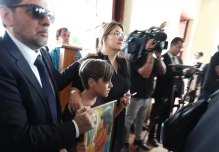 La esposa de Villavicencio acusa al Estado y al correísmo