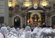 Miles de personas llenaron las calles de Lima para venerar al Señor de los Milagros