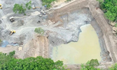 Entre las evidencias halladas en el operativo figuran cinco retroexcavadoras, 500 galones de diésel y cinco motores de succión / Foto: cortesía Ejército ecuatoriano