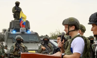 Noboa llegó con casco, chaleco de protección y en medio de un fuerte dispositivo de seguridad / Foto: cortesía Presidencia 
