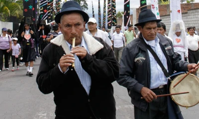 Los músicos que entonan el pingullo y el tambor mama convocan desde hace décadas a la gente a importantes celebraciones como el Inti Raymi / Foto: EFE 