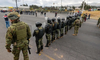 Cientos de manifestantes vandalizaron la tarde del lunes el cuartel de la Policía Nacional en Otavalo / Foto: EFE