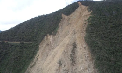 La variante que proponen los habitantes de los cantones afectados, sería detrás de este talud, cuyo material caído mantiene cerrada la vía. Foto: El Mercurio