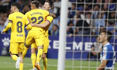 Los jugadores del FC Barcelona Pedri (i), Raphinha y Lewandowski celebran el tercer gol del equipo, ante la mirada del defensa del Espanyol César Montes / Foto: EFE