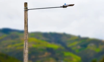 89 luminarias LED de 240 W fueron instaladas en Paute / Foto: cortesía Ministerio de Energía y Minas