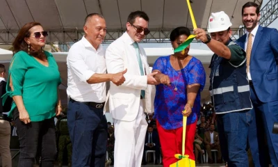 El presidente Daniel Noboa colocó la primera piedra del nuevo muelle en Puerto Bolívar / Foto: cortesía Presidencia