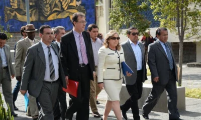 La vocal Zobeida Aragundi (c) fue a la Fiscalía a insistir en la apertura de investigaciones previas para operadores de justicia que habrían incurrido en anomalías durante el trámite de procesos judiciales a personas que se dicen perseguidos políticos del correísmo. Foto: Expreso