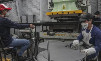 La industria cuencana se preparó con normas estrictas, como esta fábrica de cilindros de fibroacero. fOTO: Xavier Caivinagua / EL COMERCIO