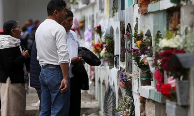 Cientos de personas acuden a los cementerios por el Día de Muertos / Foto: EFE