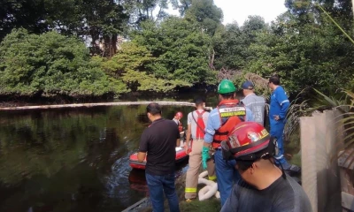 Personal del MAATE realiza un recorrido en lancha para evidenciar de cerca la contención del derrame / Foto: cortesía MAATE