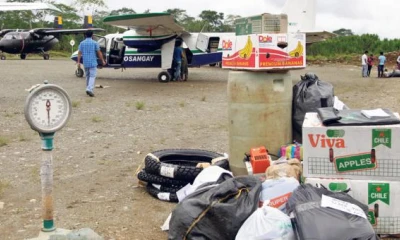 El pesaje antes de embarcarse en una avioneta es un requisito que no siempre se cumple en los vuelos en la Amazonía. La pista de Taisha sigue lastrada.