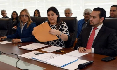 QUITO. Zonnia Martínez (d), ejecutiva de Comercio Internacional de EP Petroecuador, se encargó de leer las ofertas de las empresas interesadas en la compra de crudo. Foto: El Universo