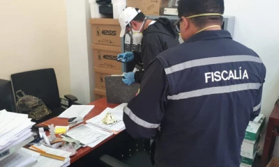 Agentes de la Fiscalía durante un allanamiento en el Hospital del IESS de Ibarra, donde se investiga un sobreprecio en la compra de bolsas para cadáveres. - Foto: @FiscaliaEcuador