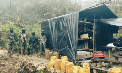 Durante la inspección, los uniformados hallaron tacos de dinamita, nitrato de amonio, cápsulas detonantes y varios metros de mecha lenta / Foto: cortesía Ejército Ecuatoriano