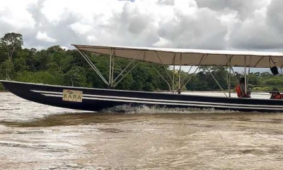 El bote fue trasladado en una plataforma y después fue empujado por 30 personas hasta el río. Foto:  El Comercio