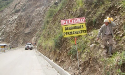 Mientras la maquinaria limpia el material en Ingamullo 2, el ganadero Luis Yanza termina su travesía de hora y media cargando la leche, por un peligroso desvío. Foto: El Mercurio