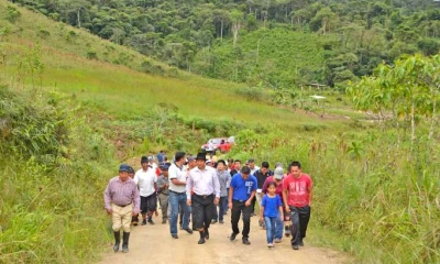 El prefecto durante el recorrido con los moradores de los sectores beneficiados. Foto: La Hora