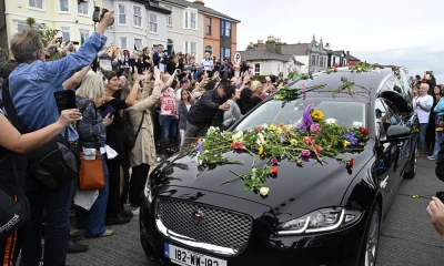 Fans, amigos, músicos y vecinos de la artista, fallecida el pasado mes en Londres a los 56 años, cantaron, bailaron y lloraron al son de sus canciones/ Foto: cortesía EFE