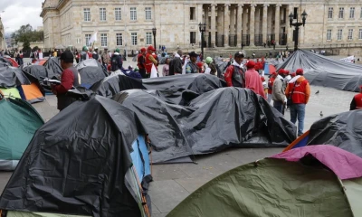 Los manifestantes llegaron a Bogotá e instalaron sus carpas frente a la Catedral Primada de Colombia / Foto: EFE