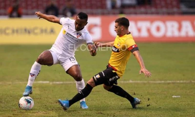 Pedro Pablo Parlaza se lleva el balón ante la marca de Emmanuel Martínez, en el partido de la fecha 4 de la LigaPro 2020 ante Barcelona. Foto: Julio Estrella / Archivo/ EL COMERCIO 