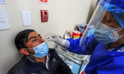 El registro de muertes acumuladas y confirmadas por covid-19 llegó a 25.221. / Foto: EFE