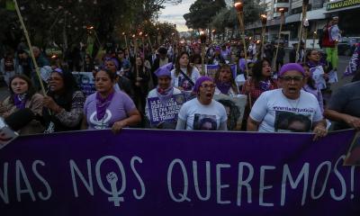 Con una manifestación de antorchas, grupos feministas y de derechos humanos caminaron por calles de la capital de Ecuador en una "marcha de luz" / Foto: EFE
