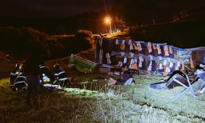 De acuerdo a los Bomberos de Quito, el accidente ocurrió la madrugada de este viernes en el kilómetro 5 de la vía a Papallacta/ Foto: cortesía Bomberos Quito