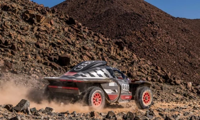Sainz y compañero hicieron historia al convertirse en los primeros corredores en convertir un coche híbrido en campeón del Dakar / Foto: EFE